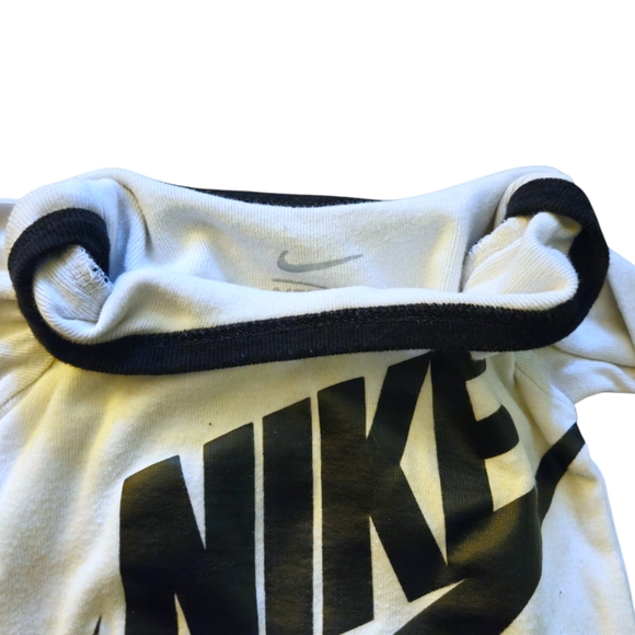 Nike Baby 6-12m Long Sleeve Bodysuit Hat Booties 3p Set Center Swoosh BnW Snaps - Picture 4 of 12